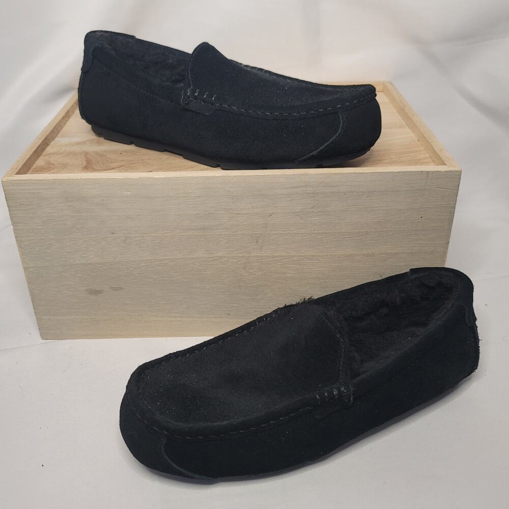 UGG- Men's Tipton Black Fur lined slippers- Worn once in home- size 8